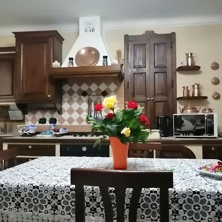 Holiday House Antica Dimora Soggiorni In Langa Centro Storico La Morra Luaran gambar