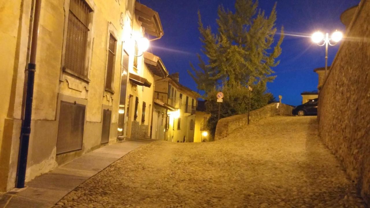Holiday House Antica Dimora Soggiorni In Langa Centro Storico La Morra Luaran gambar