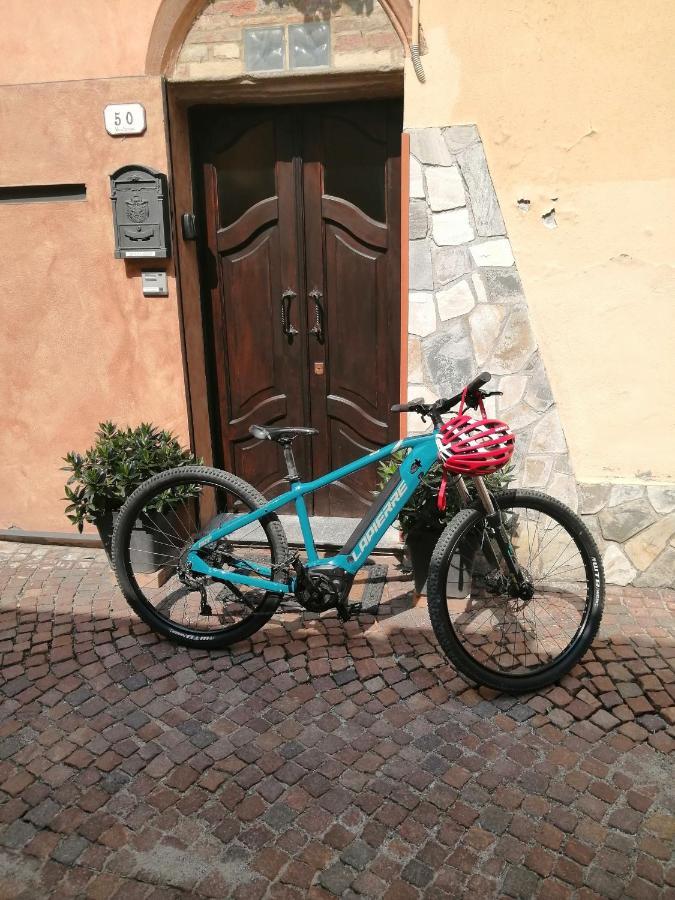 Holiday House Antica Dimora Soggiorni In Langa Centro Storico La Morra Luaran gambar
