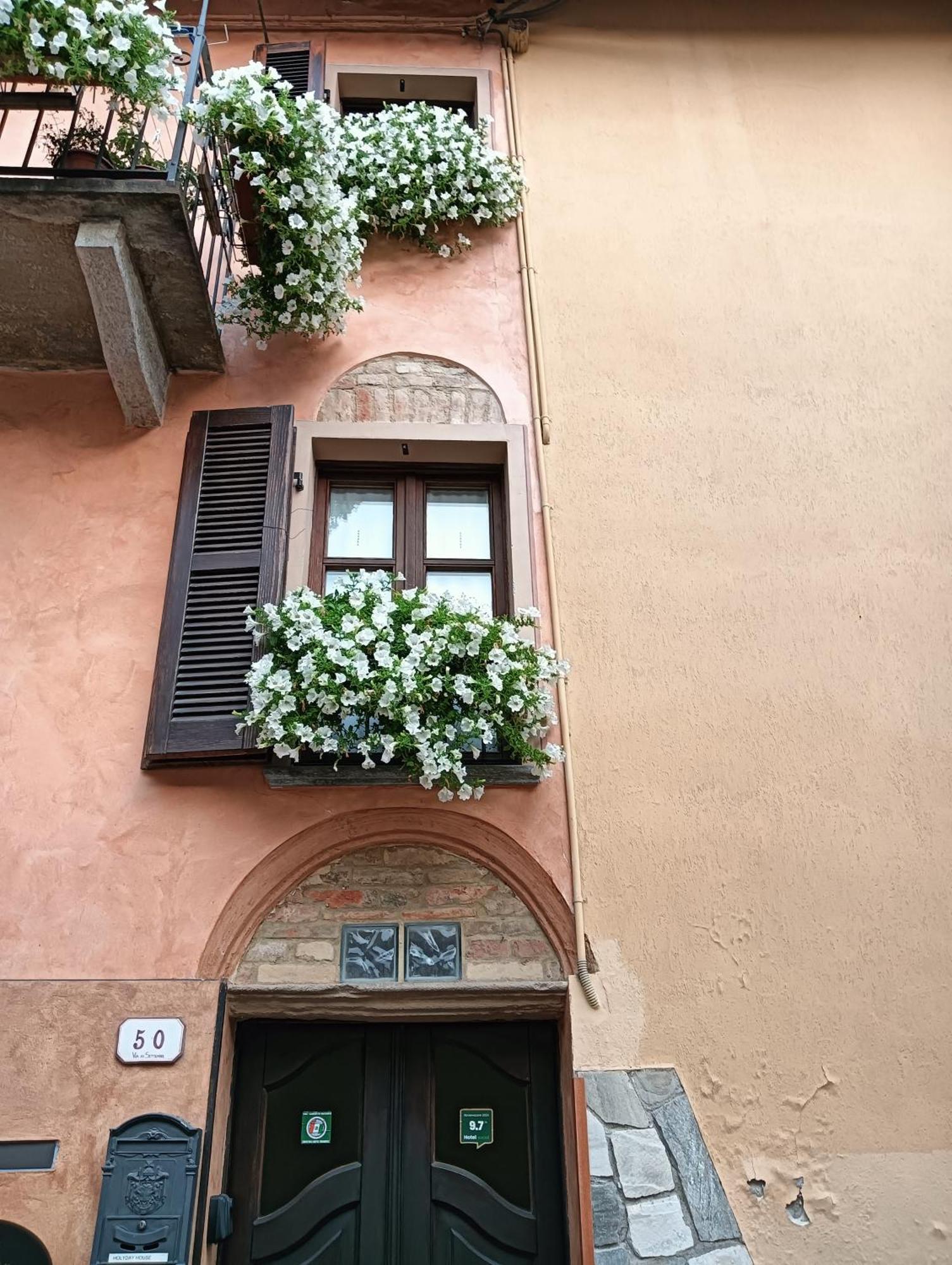 Holiday House Antica Dimora Soggiorni In Langa Centro Storico La Morra Luaran gambar